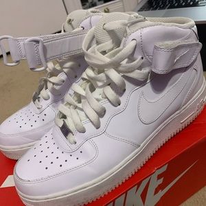 Hi-top Nike AF1’s